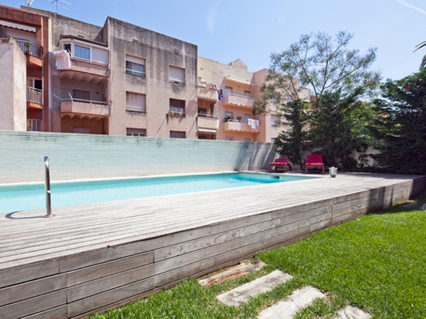 Group of 2 duplexes for up to 16 persons with with terrace & pool in the centre - My Space Barcelona Apartments